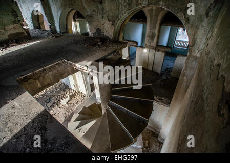 Couloir ruiné de Darul Aman Palace lors de factions moudjahidin s'affrontent pour le contrôle de Kaboul au début des années 1990 et la construction de nouvelles parlement sur l'arrière-plan, Kaboul, Afghanistan Banque D'Images