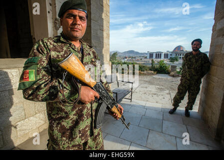 Garde côtière de Darul Aman Palace, ruiné pendant les factions moudjahidin s'affrontent pour le contrôle de Kaboul au début des années 1990, et la construction de nouvelles parlement sur l'arrière-plan, Kaboul, Afghanistan Banque D'Images