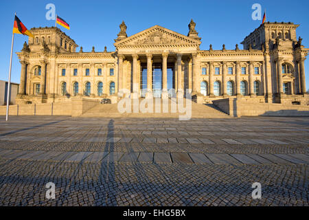 Le Reichstag à Berlin dans les derniers rayons de soleil Banque D'Images