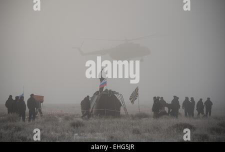 Fédération du personnel de soutien se préparent à récupérer le vaisseau Soyouz TMA-14M après qu'il ait atterri avec équipage Expédition 42 crew dans une région éloignée, 13 mars 20154 près de Zhezkazgan, au Kazakhstan. L'équipage est de retour après presque six mois à bord de la Station spatiale internationale. Banque D'Images