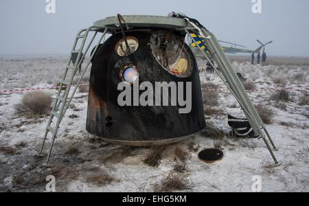 La capsule Soyouz TMA-14M transportant l'équipage Expédition 42 équipage est marqué par la rentrée à quelques minutes après l'atterrissage dans une région éloignée, 13 mars 20154 près de Zhezkazgan, au Kazakhstan. L'équipage est de retour après presque six mois à bord de la Station spatiale internationale. Banque D'Images