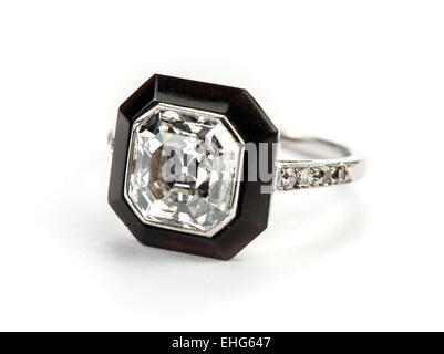 L'Art déco Asscher cut diamond et anneau d'onyx. Banque D'Images