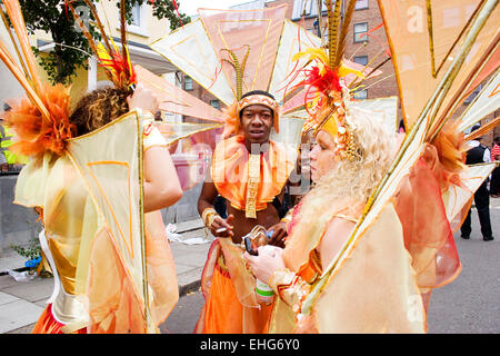 Les danseurs en costume d'avoir une pause au Notting Hill Carnival de Londres. Banque D'Images
