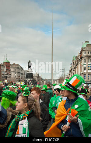 Les festivaliers présents à la parade de la St Patrick à O'Connell Street Dublin Dublin Irlande avec des caractéristiques Banque D'Images