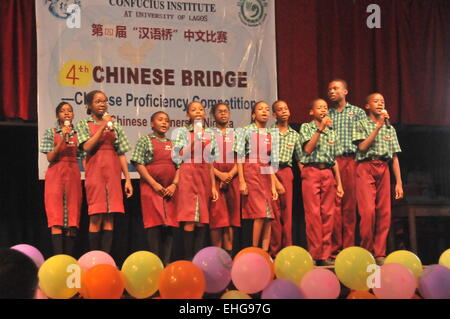 Lagos, Nigeria. 13Th Mar, 2015. Les étudiants prennent part à la 4e Bridge-Chinese chinois concurrence compétence à Lagos, Nigeria, le 13 mars 2015. © Jiang Xintong/Xinhua/Alamy Live News Banque D'Images