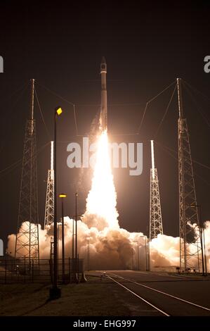 L'Alliance Lancement fusée Atlas V avec sonde multi-échelle de la NASA à bord de la magnétosphère se décolle de l'aire de lancement au Centre de lancement de l'espace 41, 12 mars 2015 à Cap Canaveral, en Floride. Banque D'Images