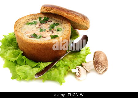 Soupe de pommes de terre dans un bol de pain. Banque D'Images