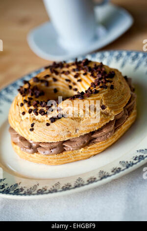 Gâteau français 'Paris-Brest' sur une plaque dans un salon de thé Banque D'Images