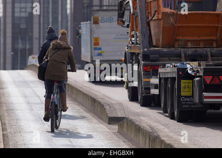 Les cyclistes sur le cycle Superhighway crossing Southwark Bridge, London,UK. Banque D'Images