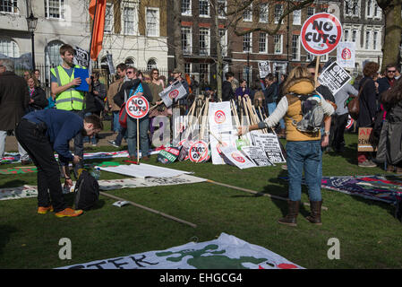 Campagne contre le changement climatique, démonstration de Lincoln's Inn Fields, Londres, 7 mars 2015, UK Banque D'Images