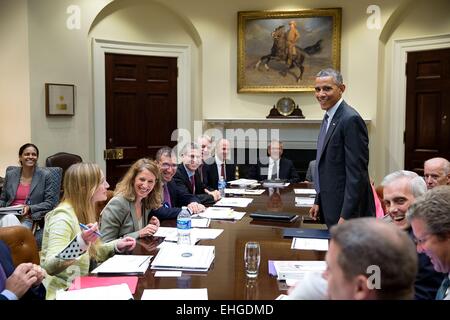 Le président américain Barack Obama partage un rire avec les participants avant une réunion sur la mise en œuvre de la Loi sur les soins abordables avec le Vice-président Joe Biden dans la Roosevelt Room de la Maison Blanche le 22 septembre 2014 à Washington, DC. Banque D'Images