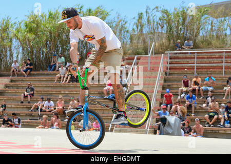 Barcelone - le 28 juin : un cavalier professionnel au BMX (bi-cross) à la concurrence Flatland LKXA Extreme Sports Barcelone. Banque D'Images