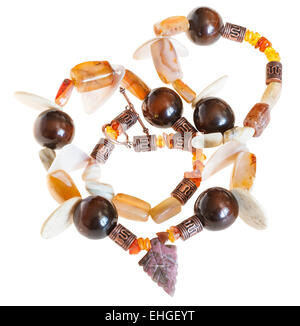 Collier de pierres minérales (agate, ambre, nacre) et boules en bois isolé sur fond blanc Banque D'Images