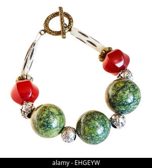 Bracelet Jade rouge et vert perles en pierre serpentine ophite isolé sur fond blanc Banque D'Images