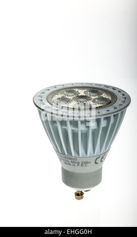 Ampoule LED GU10 pleins feux sur un fond blanc Banque D'Images