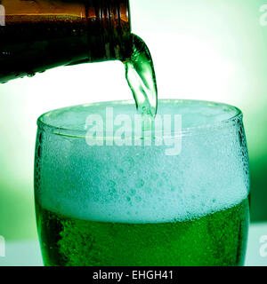 Libre d'un verre à bière teint en vert Banque D'Images