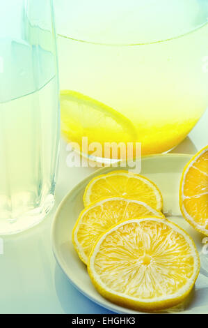 Boisson citron dans une cruche et de verre, se trouve à côté d'un citron Banque D'Images