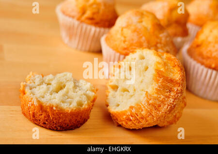 Libre de quelques madeleines, muffins ordinaire typique espagnol, sur une table en bois Banque D'Images