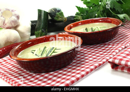 Courgettes soupe de crème fraîche Banque D'Images