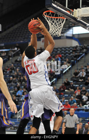 Hartford, Connecticut, USA. 13Th Mar, 2015. 13 mars 2015 : Ben Moore(00) de DEM en action au cours de la Conférence américaine de basket-ball de NCAA Tournoi jeu entre la SMU Mustangs et l'East Carolina Pirates au XL Center à Hartford, CT. Gregory Vasil/CSM Crédit : Cal Sport Media/Alamy Live News Banque D'Images