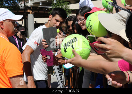 Indian Wells, le 13 mars 2015, classée numéro un joueur de tennis Serbe Novak Djokovic, signe des autographes au BNP Paribas Open. Credit : Lisa Werner/Alamy Live News Banque D'Images