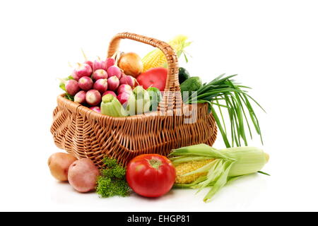 Dans le panier de légumes d'été. Banque D'Images