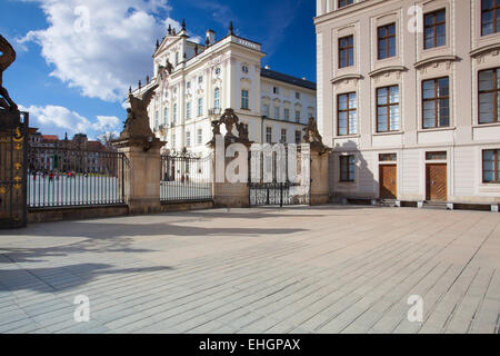 Prague, République tchèque - Mars 4,2015:Vue sur palais des archevêques de la première cour du château de Prague. Dans la première Courtyar Banque D'Images