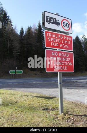 50 mph limite de vitesse des poids lourds sur l'A9 signe l'Écosse en mars 2015 Banque D'Images