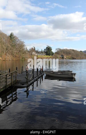 Bateaux amarrés au quai sur le loch faskally pitlochry scotland mars 2015 Banque D'Images