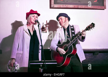 Duo de musique country, Ma Darling Clementine, effectuer à la Craven Arms, Appletreewick, près de Skipton, mars 2015. Lou Dalgleish et Michael Weston King. Banque D'Images