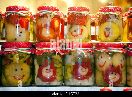 Pile de pots de cornichons dans le marché de la ville de Budapest. Spécialité hongroise Banque D'Images