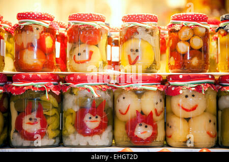 Pile de pots de cornichons dans le marché de la ville de Budapest. Spécialité hongroise Banque D'Images