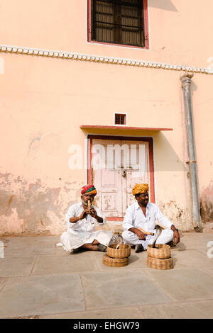 Les charmeurs de serpent à l'extérieur de la ville de Jaipur Palace et du Musée. Banque D'Images