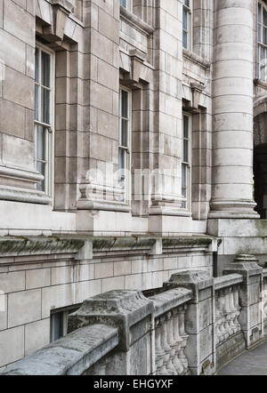 Fragment d'un bâtiment historique en pierre blanche Banque D'Images