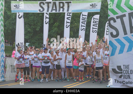 Heureux Color Run Racers Préparez-vous à décoller de la ligne de départ le 26 juillet 2014 au centre-ville de Asheville, NC Banque D'Images