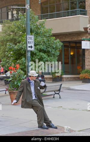 Asheville, Caroline du Nord, USA - 26 septembre 2014 : un homme fait comme une statue vivante conseils à Asheville, NC Banque D'Images