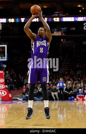 Philadelphie, Pennsylvanie, USA. 13Th Mar, 2015. L'avant des Sacramento Kings Rudy Gay (8) tire la balle pendant le jeu NBA entre les Sacramento Kings et les Philadelphia 76ers au Wells Fargo Center de Philadelphie, Pennsylvanie. Credit : csm/Alamy Live News Banque D'Images