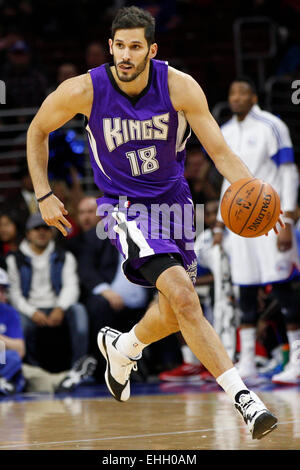 Philadelphie, Pennsylvanie, USA. 13Th Mar, 2015. L'Omri Casspi Sacramento Kings (18) en action au cours de la NBA match entre les Sacramento Kings et les Philadelphia 76ers au Wells Fargo Center de Philadelphie, Pennsylvanie. Credit : csm/Alamy Live News Banque D'Images