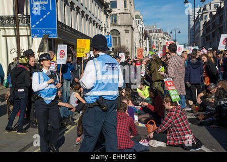 Campagne contre le changement climatique la démonstration, sit-in sur le Strand, Londres, 7 mars 2015, UK Banque D'Images