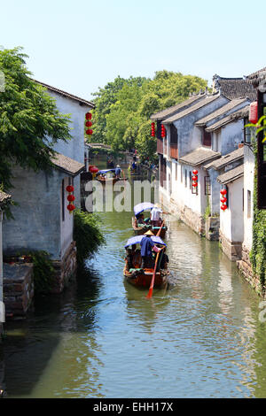 Photographie d'un canal d'eau situé dans la région de Zhouzhuang, l'une des villes d'eau de la Chine. Banque D'Images