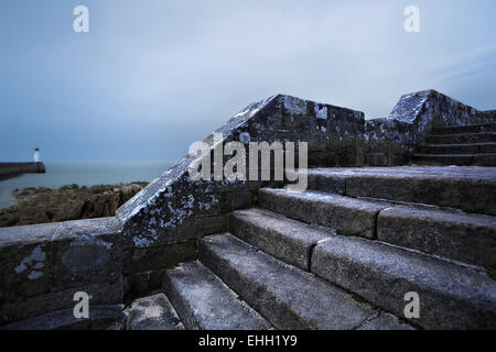 Leuchtturm près de Audierne, Bretagne, France Banque D'Images