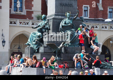 Jeunes au monument à Cracovie Banque D'Images