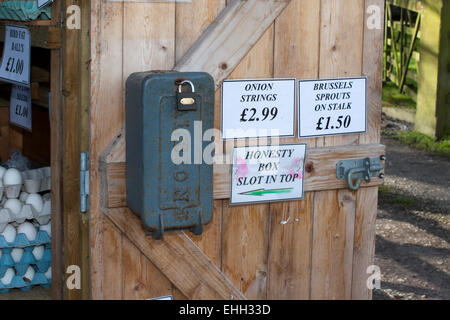 Un fort à un décrochage de l'épicerie au bord du chemin dans Roseacre, Lancashire, UK Banque D'Images