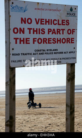 'Pas de véhicules sur estran' signe avec Carl Kirton pratiquer son kite-surf techniques sur la plage de Southport, Merseyside, Royaume-Uni Banque D'Images
