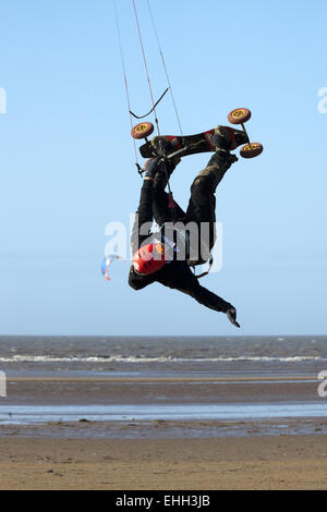 Carl Kirton pratiquer son kite-surf techniques sur la plage de Southport, Merseyside, Royaume-Uni Banque D'Images