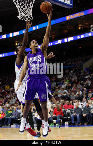 13 mars 2015 : Sacramento Kings guard Andre Miller (22) monte pour le coup avec les Philadelphia 76ers en avant Luc Richard Mbah a Moute (12), à la défense au cours de la NBA match entre les Sacramento Kings et les Philadelphia 76ers au Wells Fargo Center de Philadelphie, Pennsylvanie. Les Philadelphia 76ers a gagné 114-107. Banque D'Images