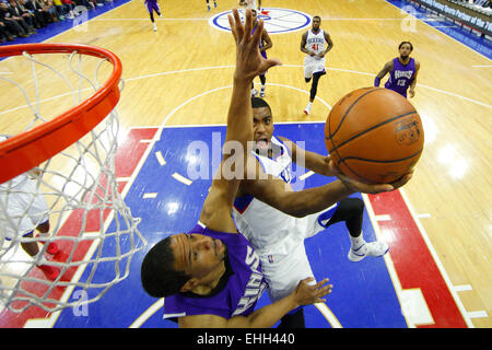 13 mars 2015 : Philadelphia 76ers guard Hollis Thompson (31) monte pour le coup avec Sacramento Kings guard Andre Miller (22), à la défense au cours de la NBA match entre les Sacramento Kings et les Philadelphia 76ers au Wells Fargo Center de Philadelphie, Pennsylvanie. Les Philadelphia 76ers a gagné 114-107. Banque D'Images