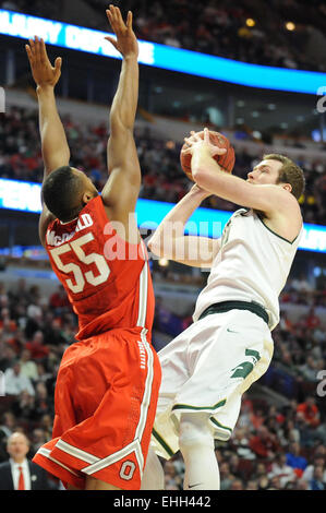 Chicago, Illinois, USA. 13Th Mar, 2015. Michigan State Spartans en avant Matt Costello (10) tente un coup de feu en face de l'Ohio State Buckeyes Trey centre McDonald (55) dans le premier semestre 2015 au cours du grand tournoi de basket-ball de dix hommes match entre l'Ohio State Buckeyes et la Michigan State Spartans au United Center de Chicago, IL. Patrick Gorski/CSM/Alamy Live News Banque D'Images