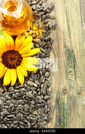 Les graines de tournesol et l'huile en bouteille. Banque D'Images