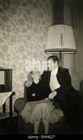 Berlin, Allemagne. Mar 11, 2015. CIRCA 1960 : sur une chaise dans le salon, sur l'arrière-plan d'une lampe de plancher © Igor Golovniov/ZUMA/ZUMAPRESS.com/Alamy fil Live News Banque D'Images